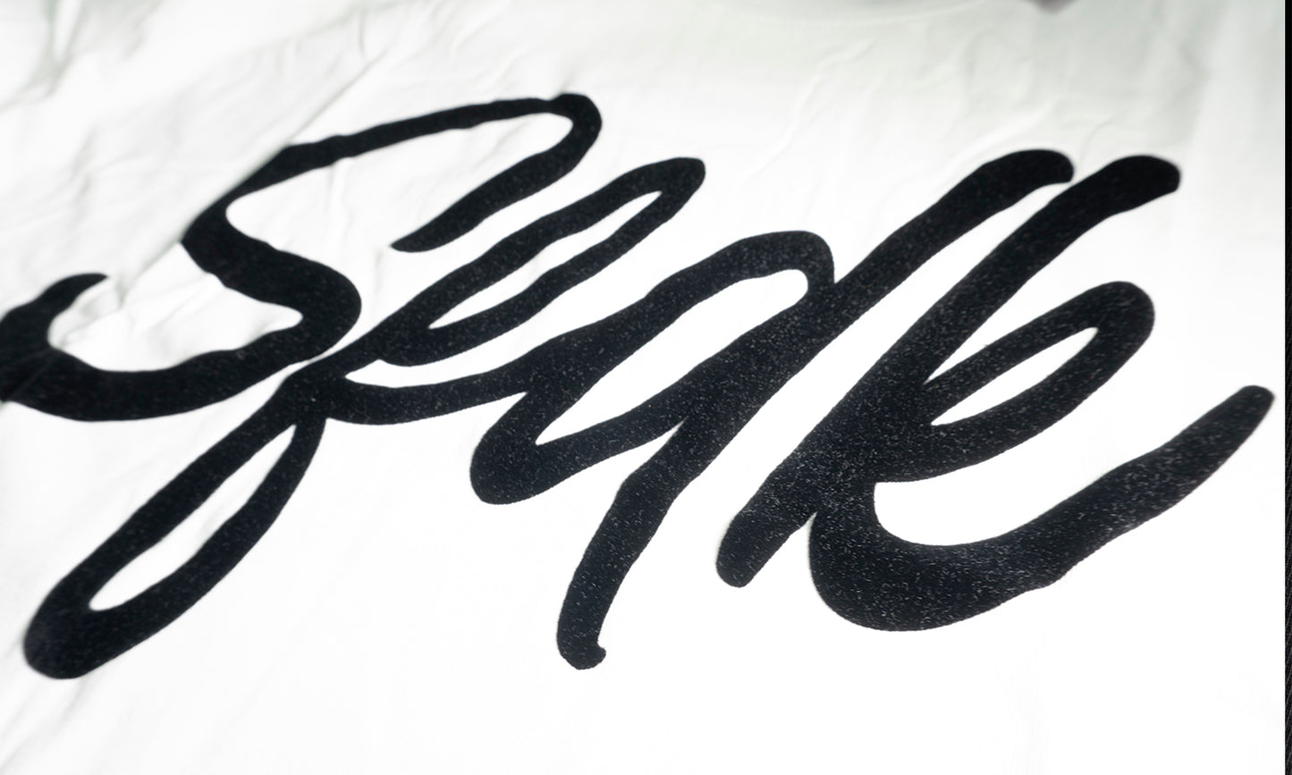 Camiseta blanca letras negras terciopelo "VELVET"
