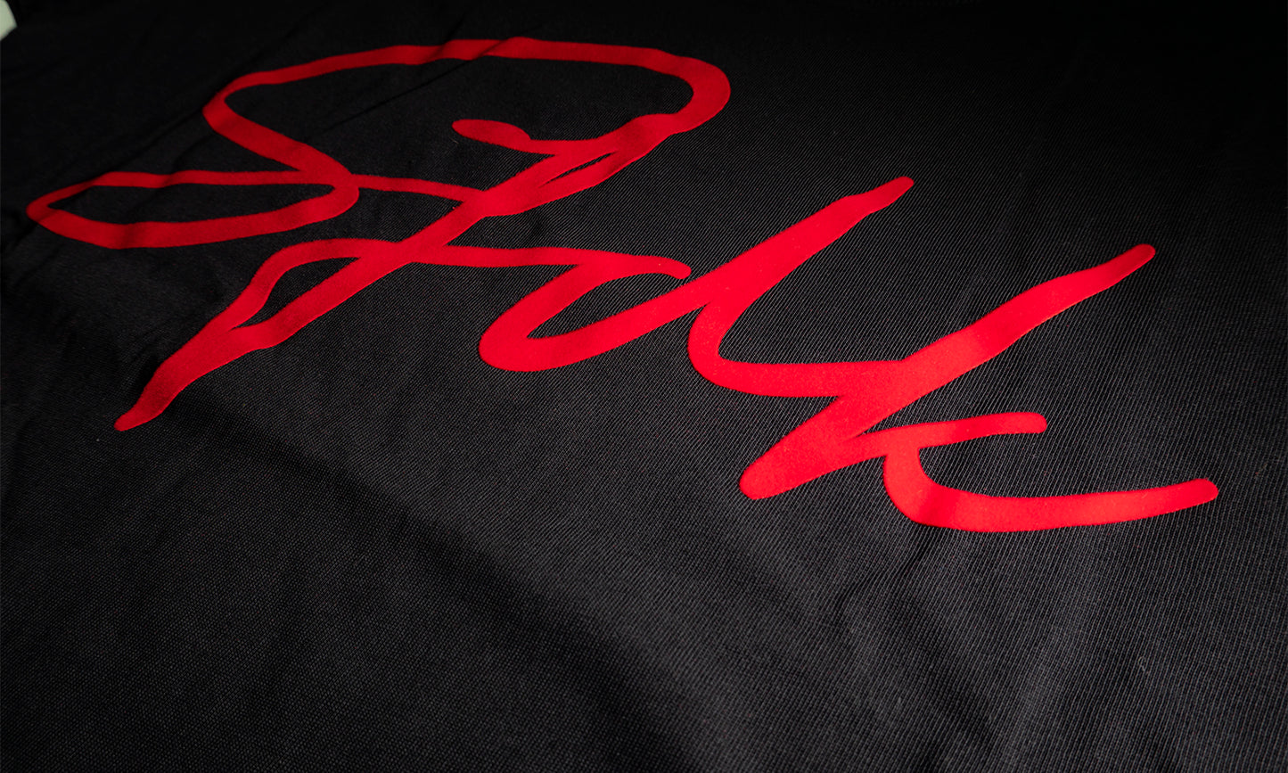 Camiseta negra letras rojas terciopelo "VELVET"