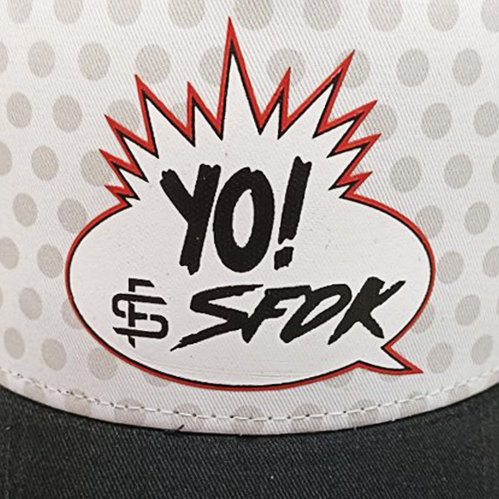 Gorra negra de rejilla "YO!"