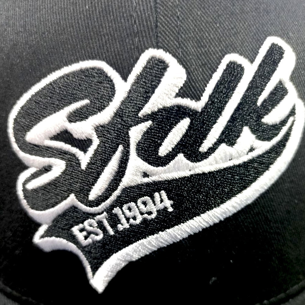 Gorra negra visera plana "MAJESTIC"