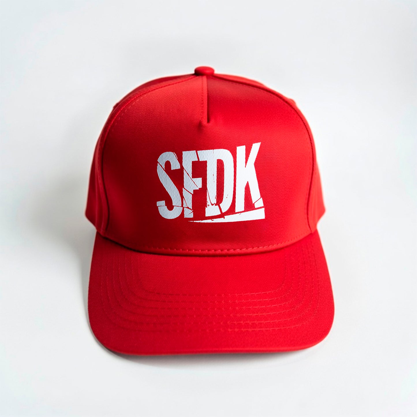 Gorra roja visera curva "LETRAS ROTAS"