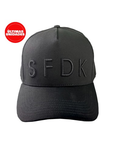 Gorra negra visera curva letras negras "SFDK"
