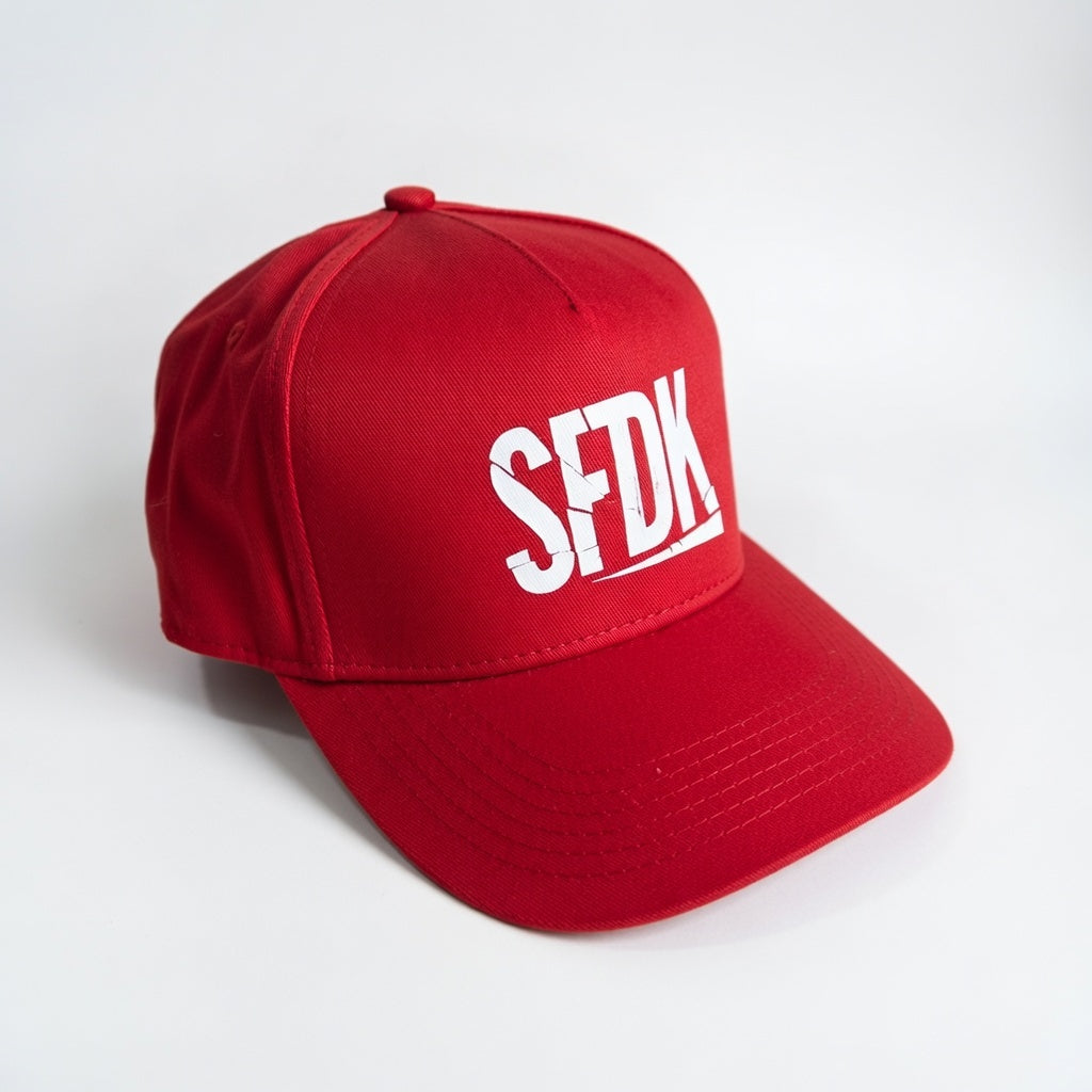 Gorra roja visera curva  "LETRAS ROTAS"