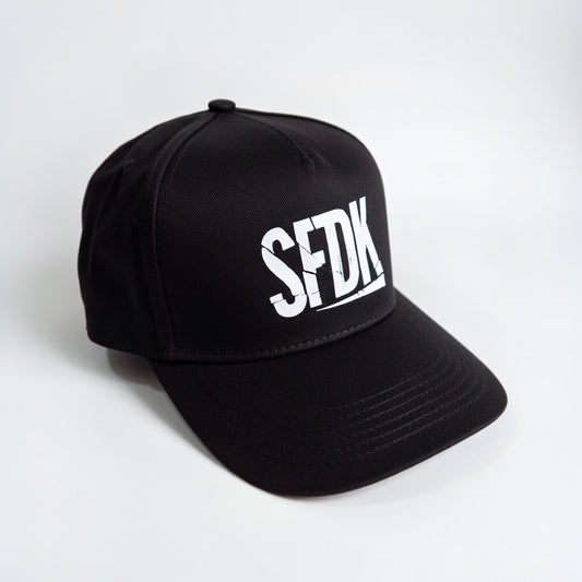 Gorra negra visera curva  "LETRAS ROTAS"