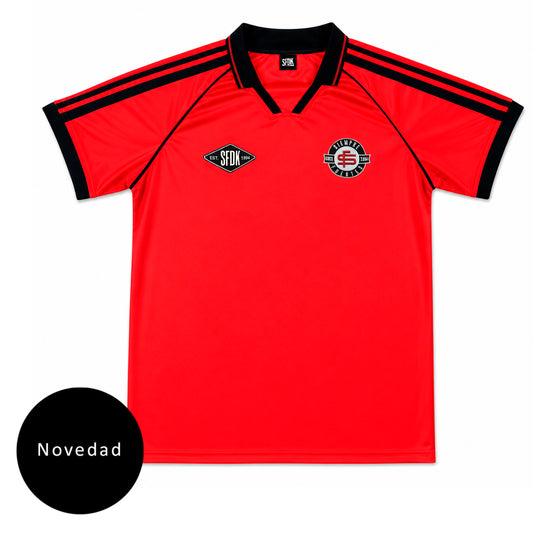 Jersey futbolero SFDK rojo y negro vista frontal con escudo Siempre Fuertes