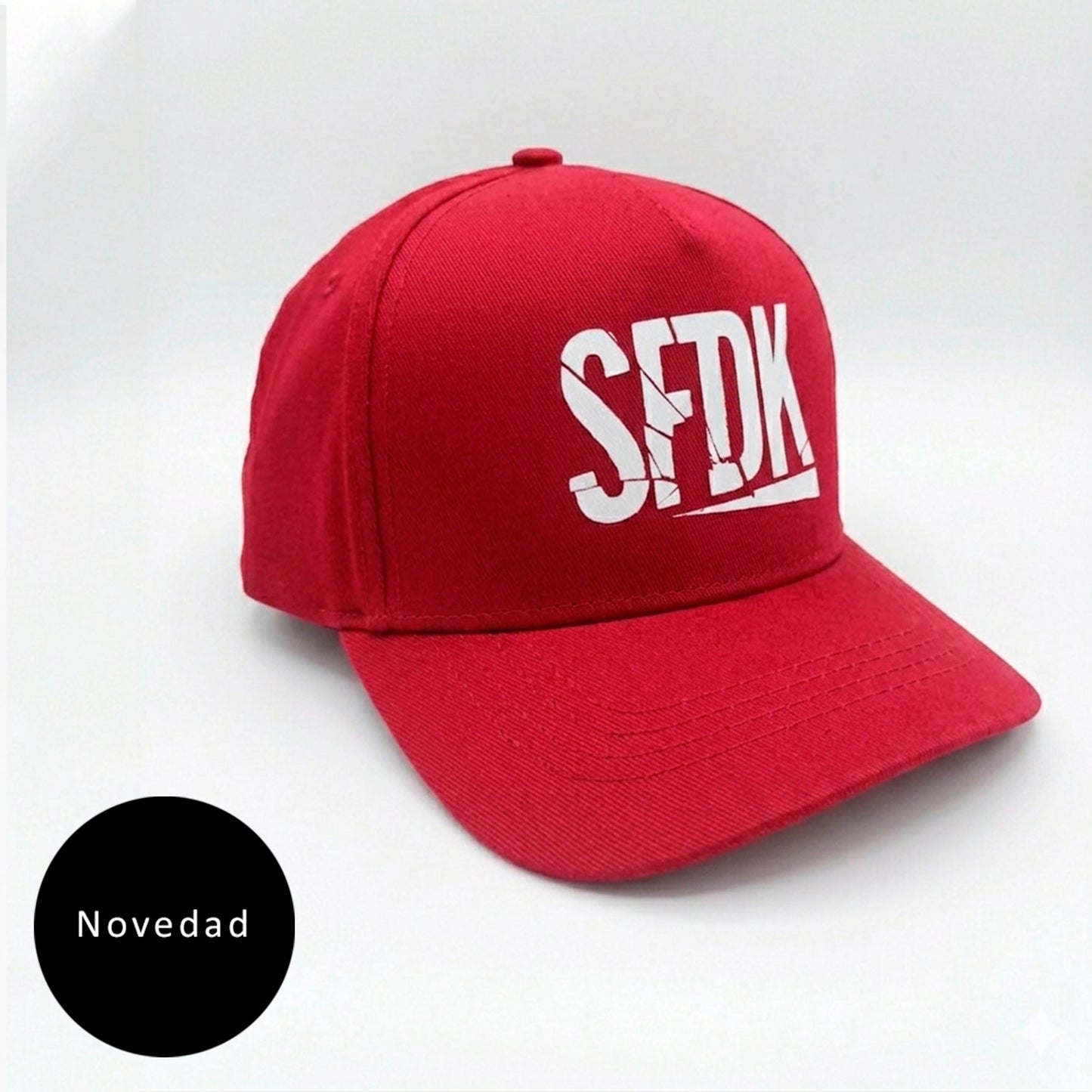 Gorra roja infantil visera curva  "LETRAS ROTAS"