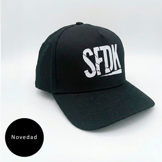 Gorra negra infantil visera curva  "LETRAS ROTAS"