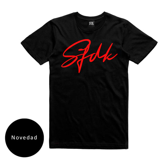 Camiseta negra letras rojas terciopelo "VELVET"